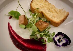 Pepite di foies gras, Pan brioche e Barbabietola, con Nasturzio e viole. Nel bicchiere: Dal Bello, Celebèr, Asolo Prosecco Superiore DOC