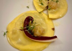 Duetto di radicchio e formaggio erborinato, pera e crescione. Nel bicchiere: Damilano, Langhe DOC Arneis bianco 2020