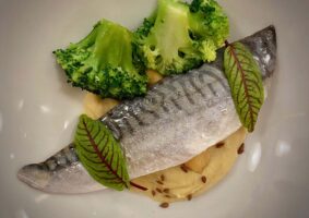 Filetto di sgombro, hummus di ceci ai semi di lino, broccoli, agrodolce di soia e acetosella. Nel bicchiere: Enio Ottaviani, Rebola 2019, Colli di Rimini DOC