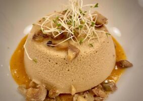 Mousse di castagna, Salsa ai cachi e miele al tartufo, con germogli di crescione. Nel bicchiere: Umberto Bonollo, Grappa di vinacce di Amarone Barrique